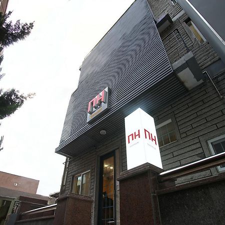 D.H Sinchon Guesthouse Сеул Экстерьер фото