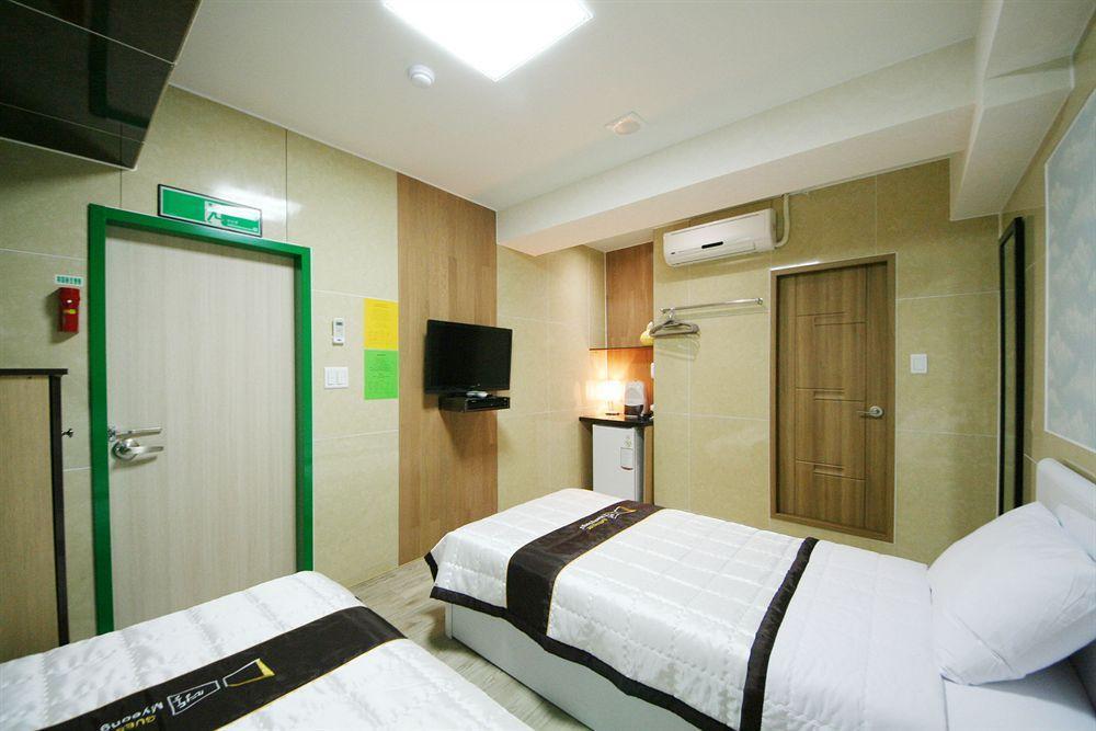 D.H Sinchon Guesthouse Сеул Экстерьер фото