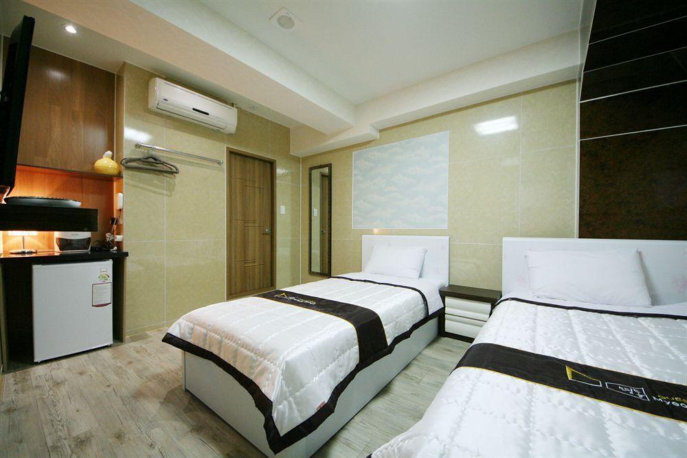 D.H Sinchon Guesthouse Сеул Экстерьер фото