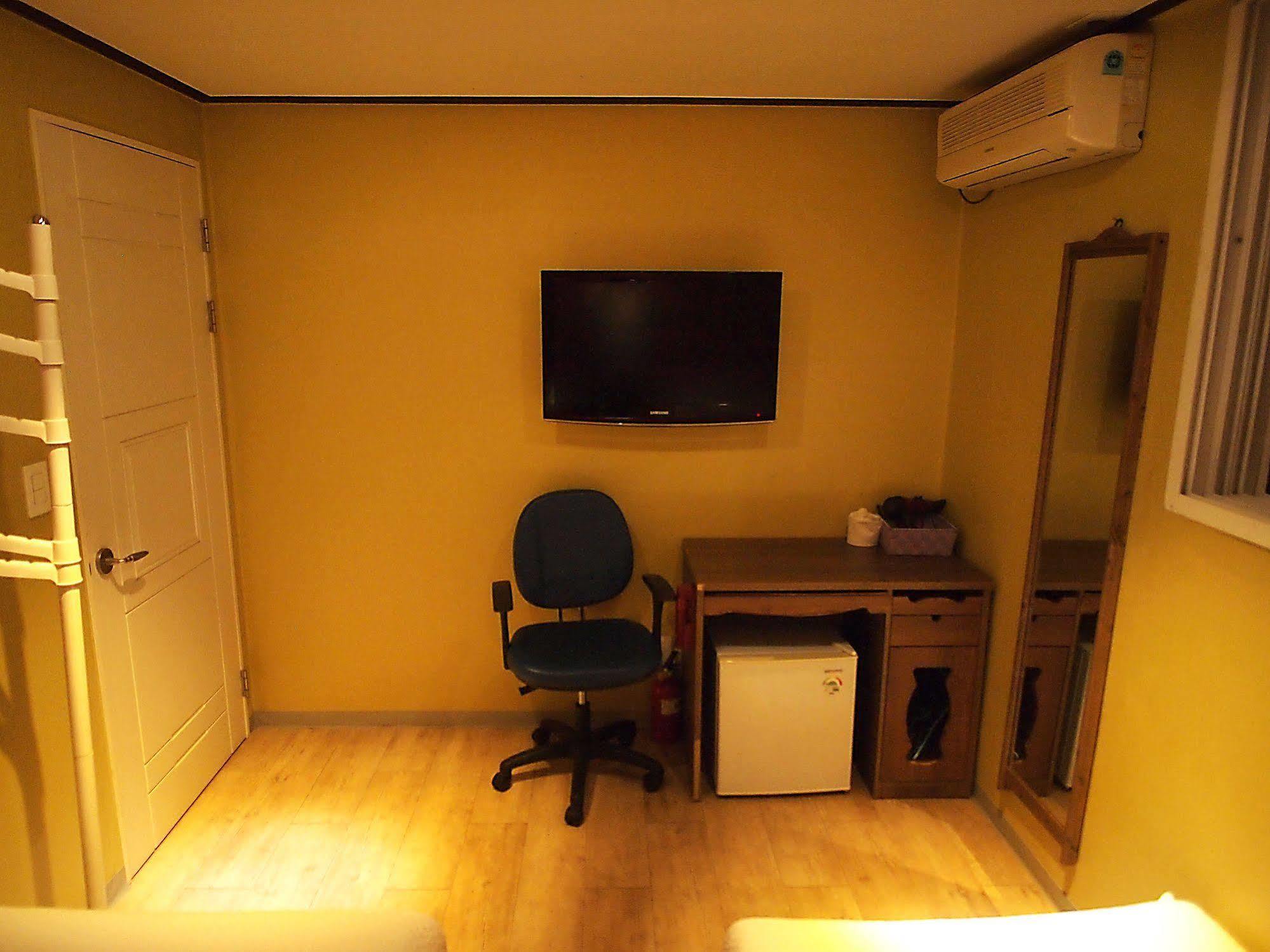 D.H Sinchon Guesthouse Сеул Экстерьер фото