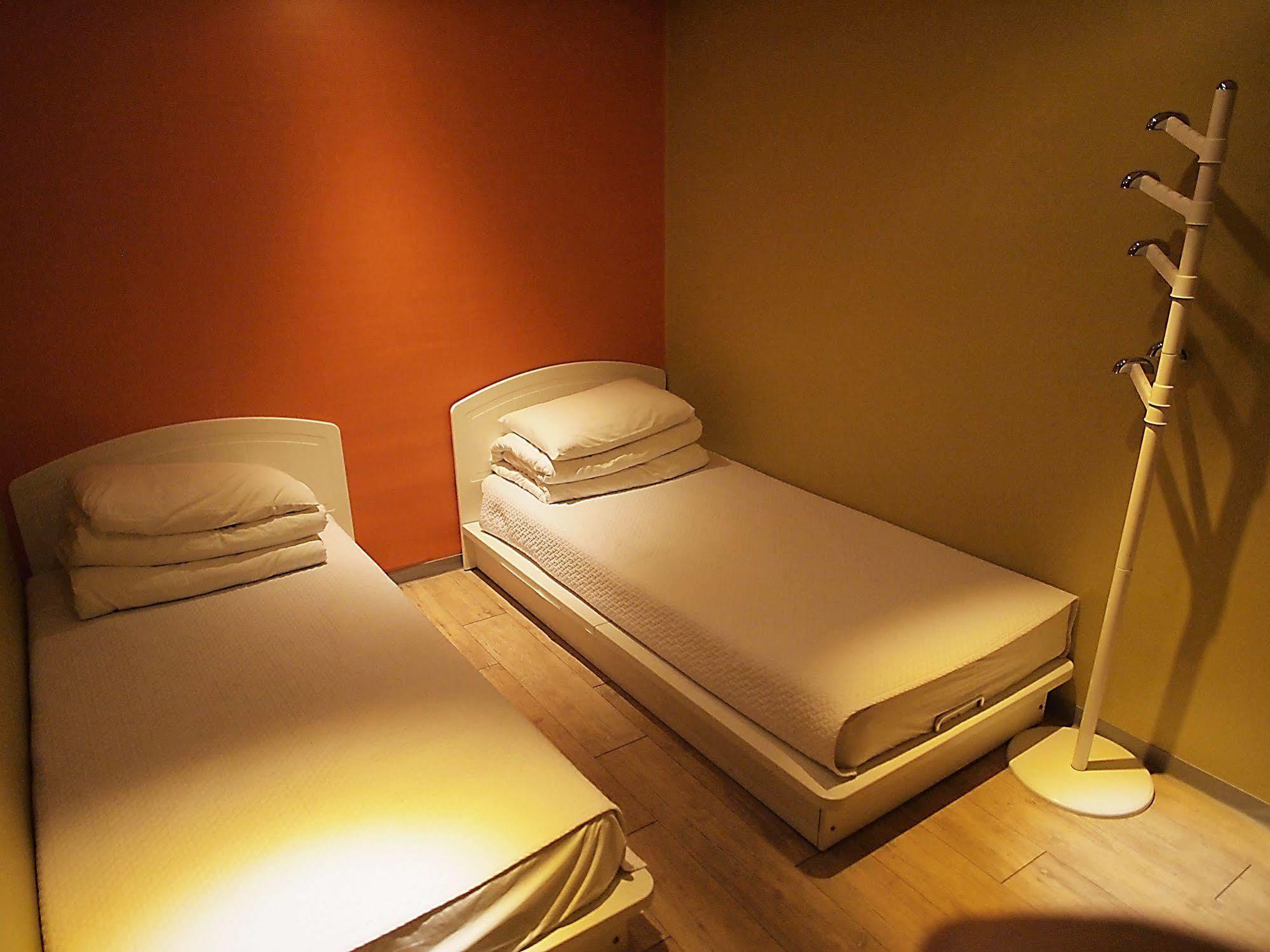 D.H Sinchon Guesthouse Сеул Экстерьер фото
