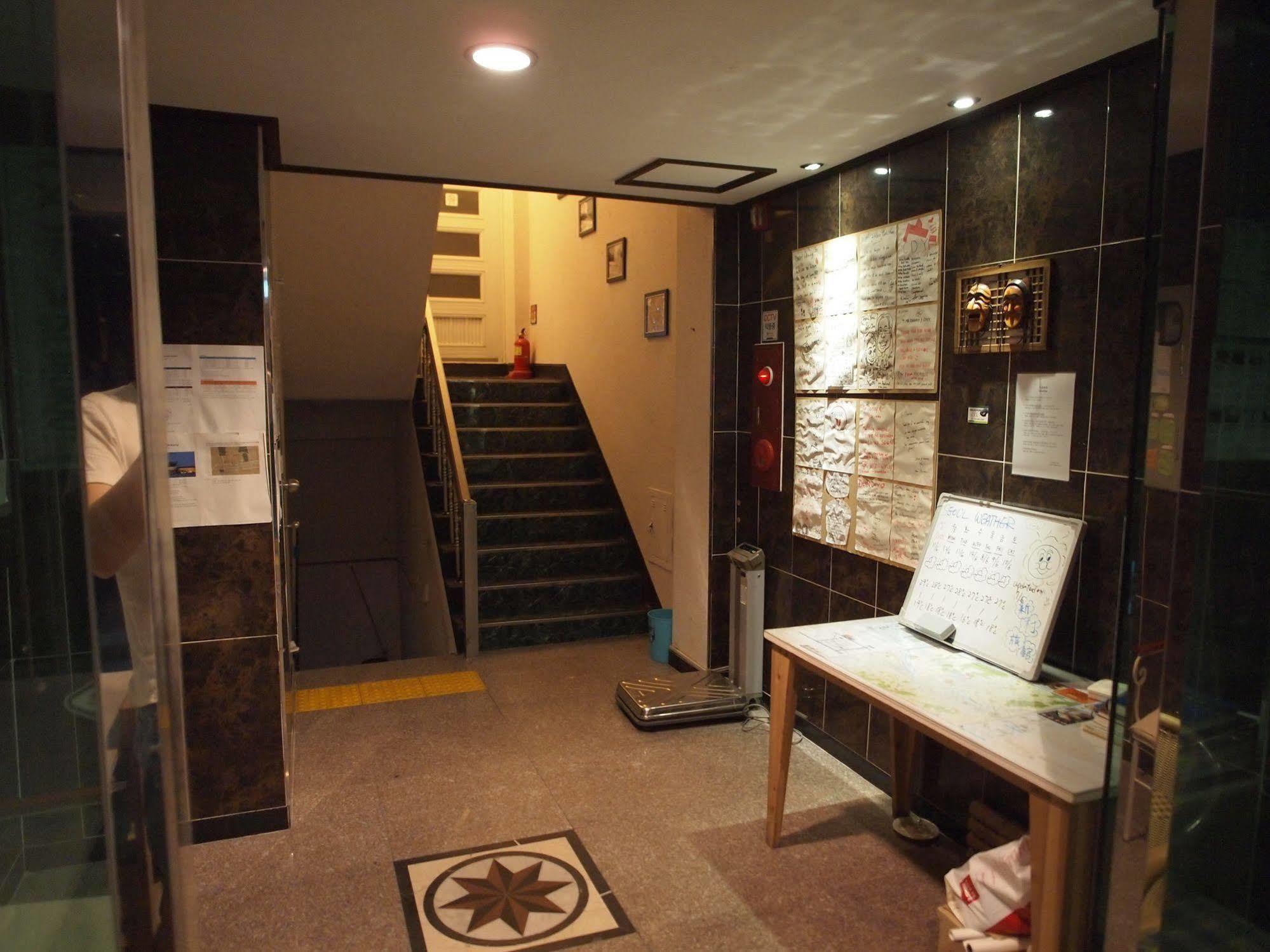 D.H Sinchon Guesthouse Сеул Экстерьер фото