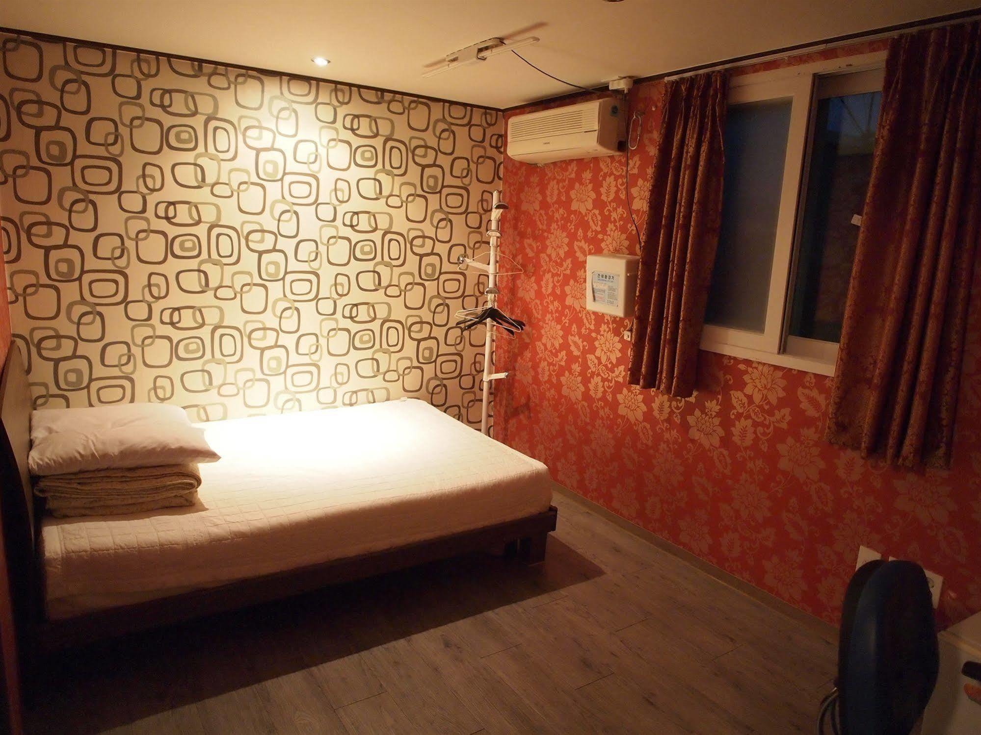D.H Sinchon Guesthouse Сеул Экстерьер фото