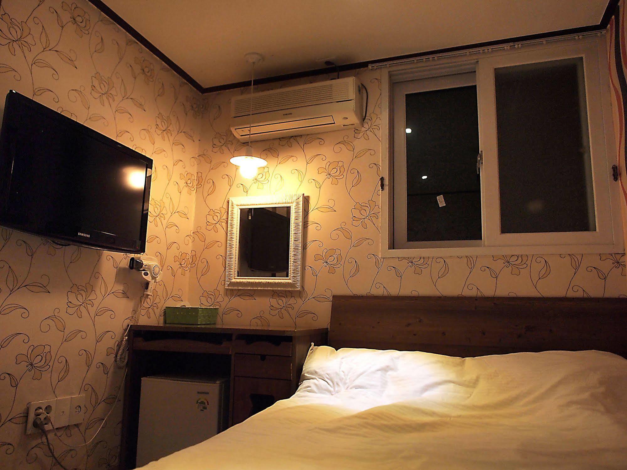 D.H Sinchon Guesthouse Сеул Экстерьер фото