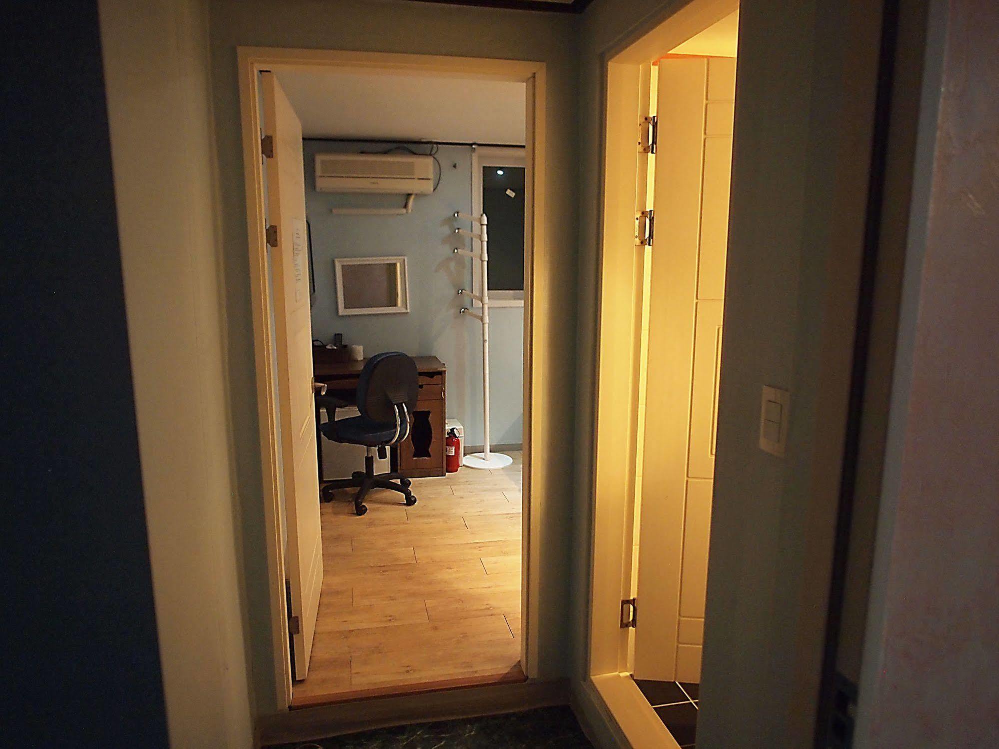D.H Sinchon Guesthouse Сеул Экстерьер фото