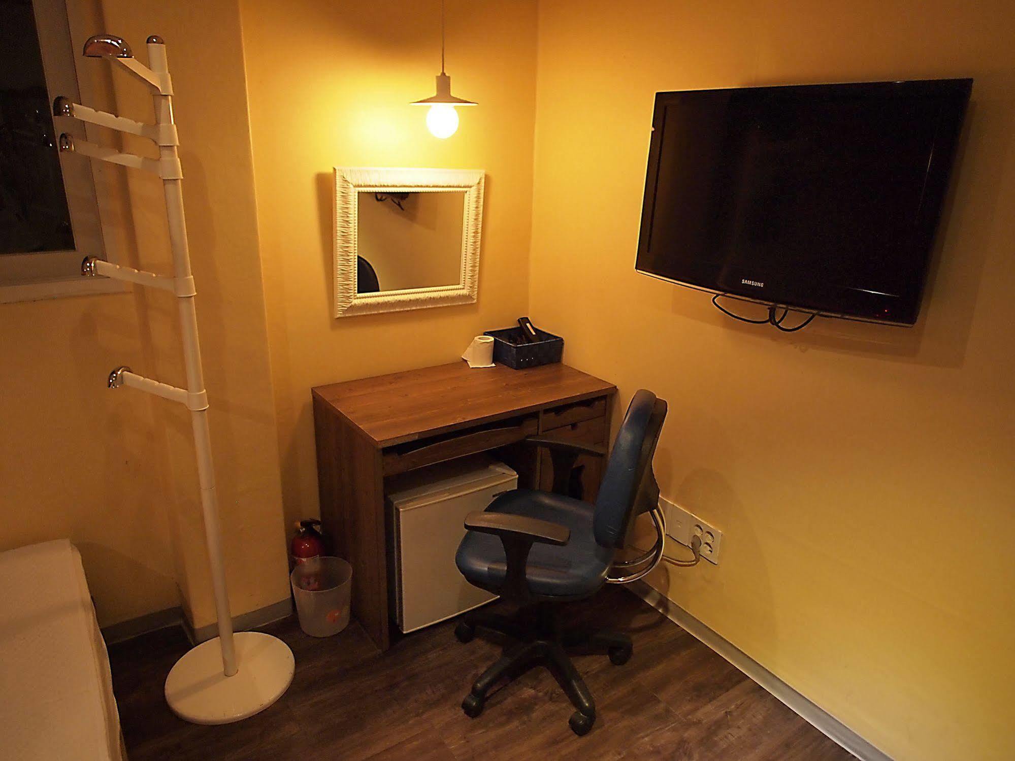D.H Sinchon Guesthouse Сеул Экстерьер фото