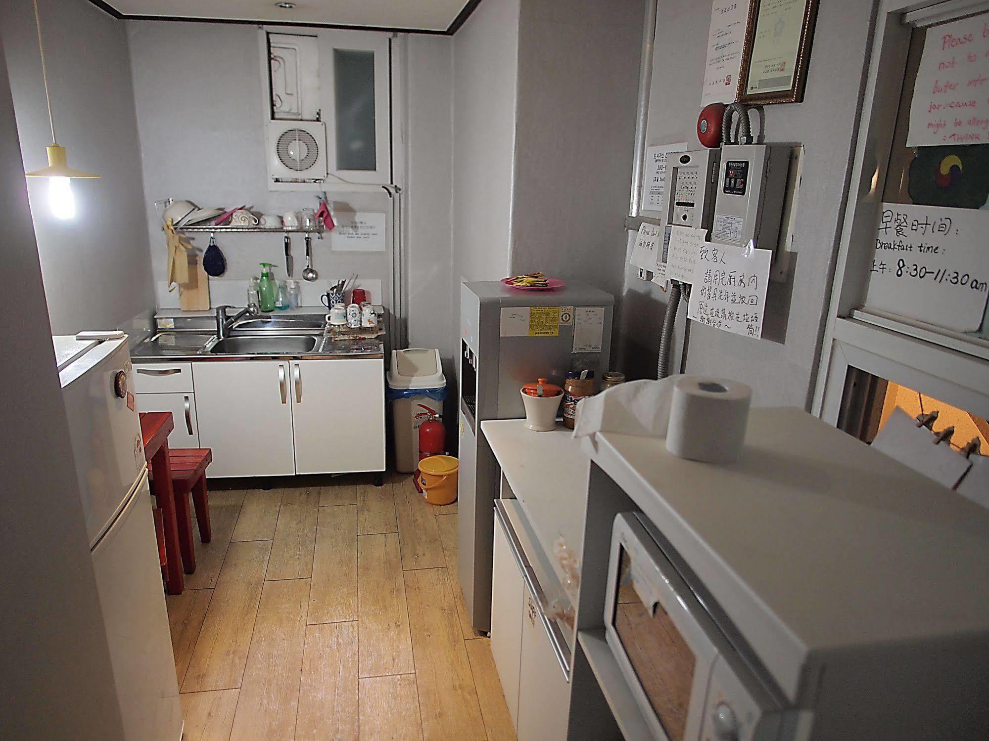 D.H Sinchon Guesthouse Сеул Экстерьер фото