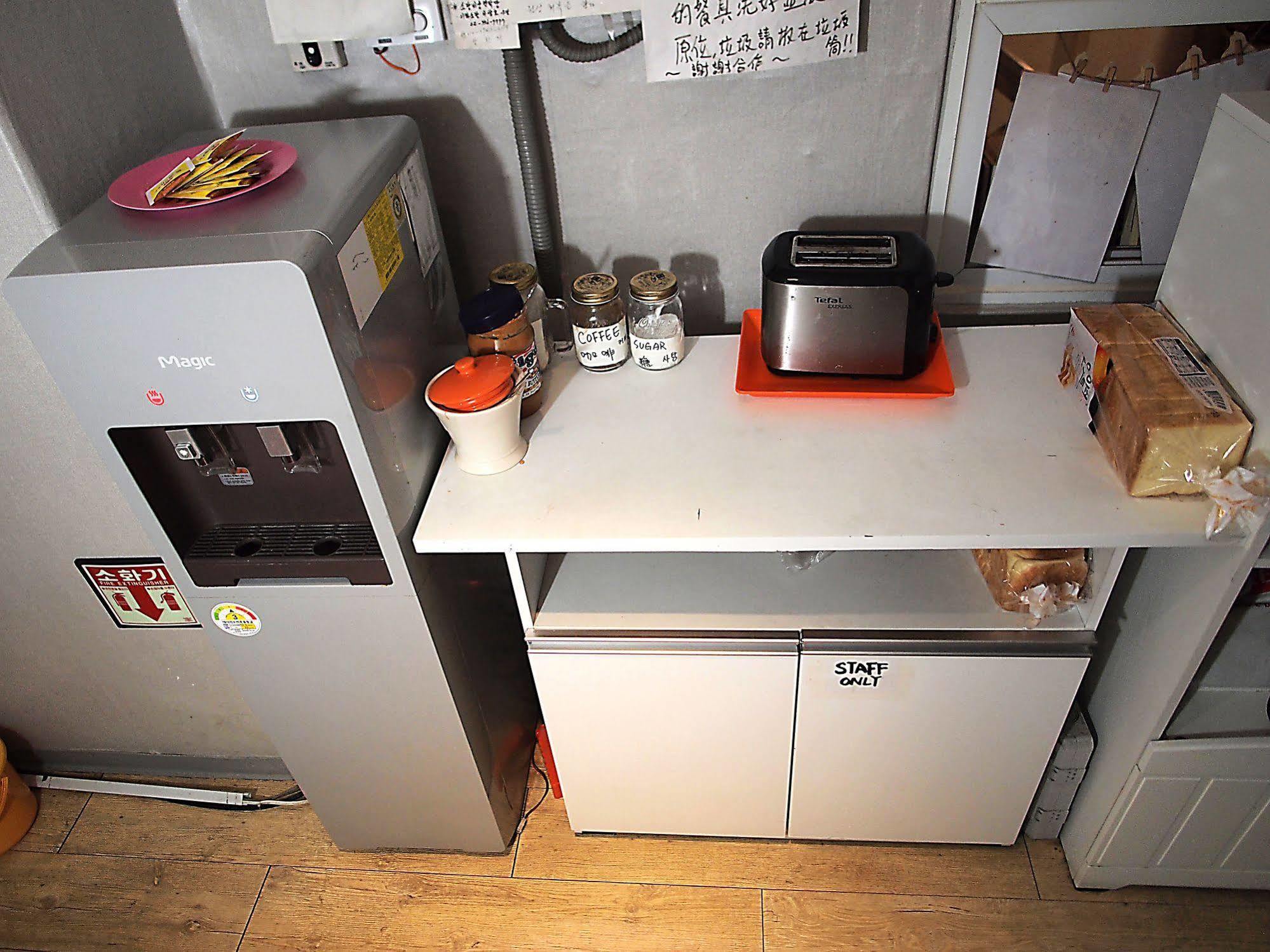 D.H Sinchon Guesthouse Сеул Экстерьер фото