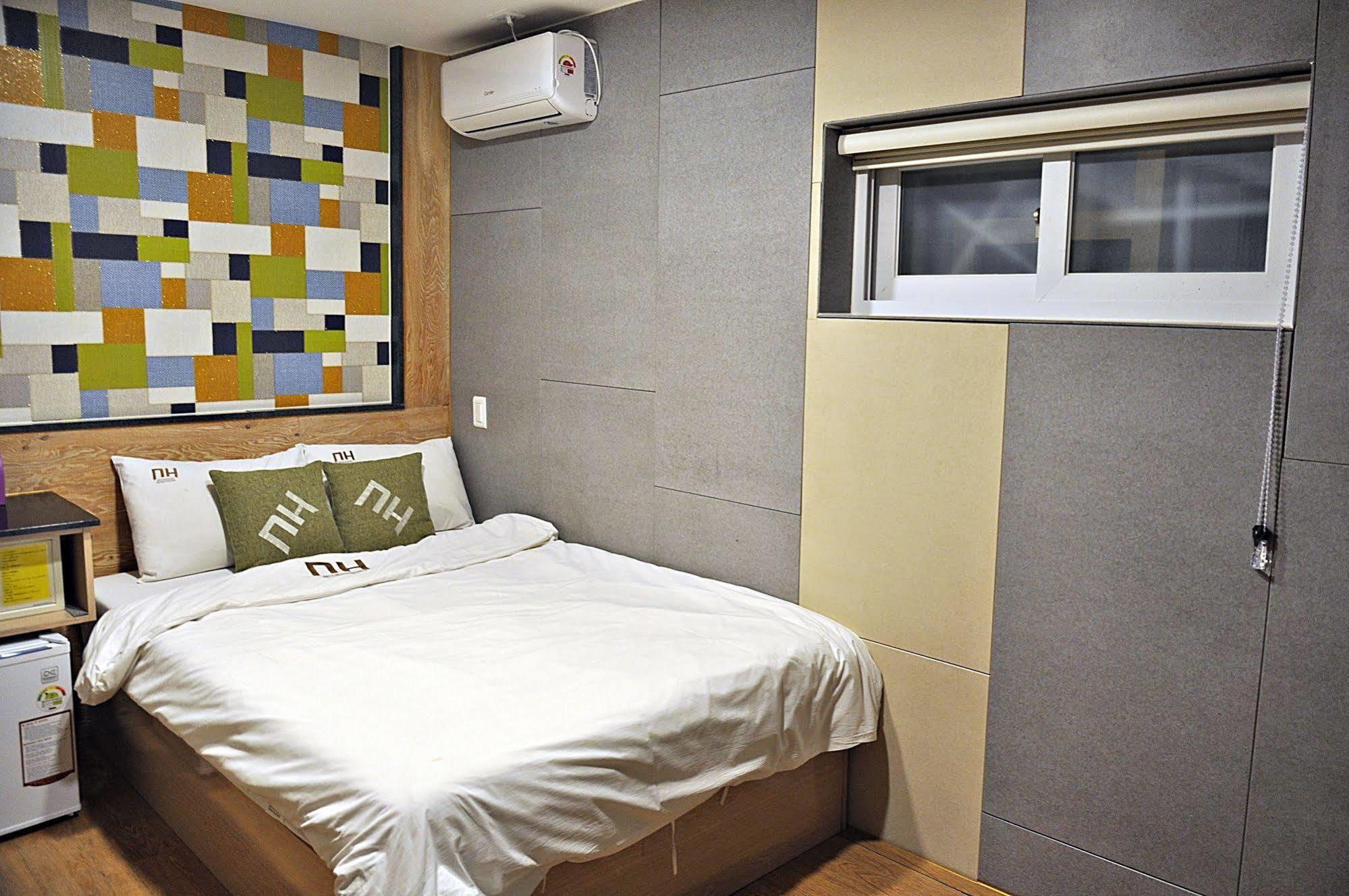 D.H Sinchon Guesthouse Сеул Экстерьер фото