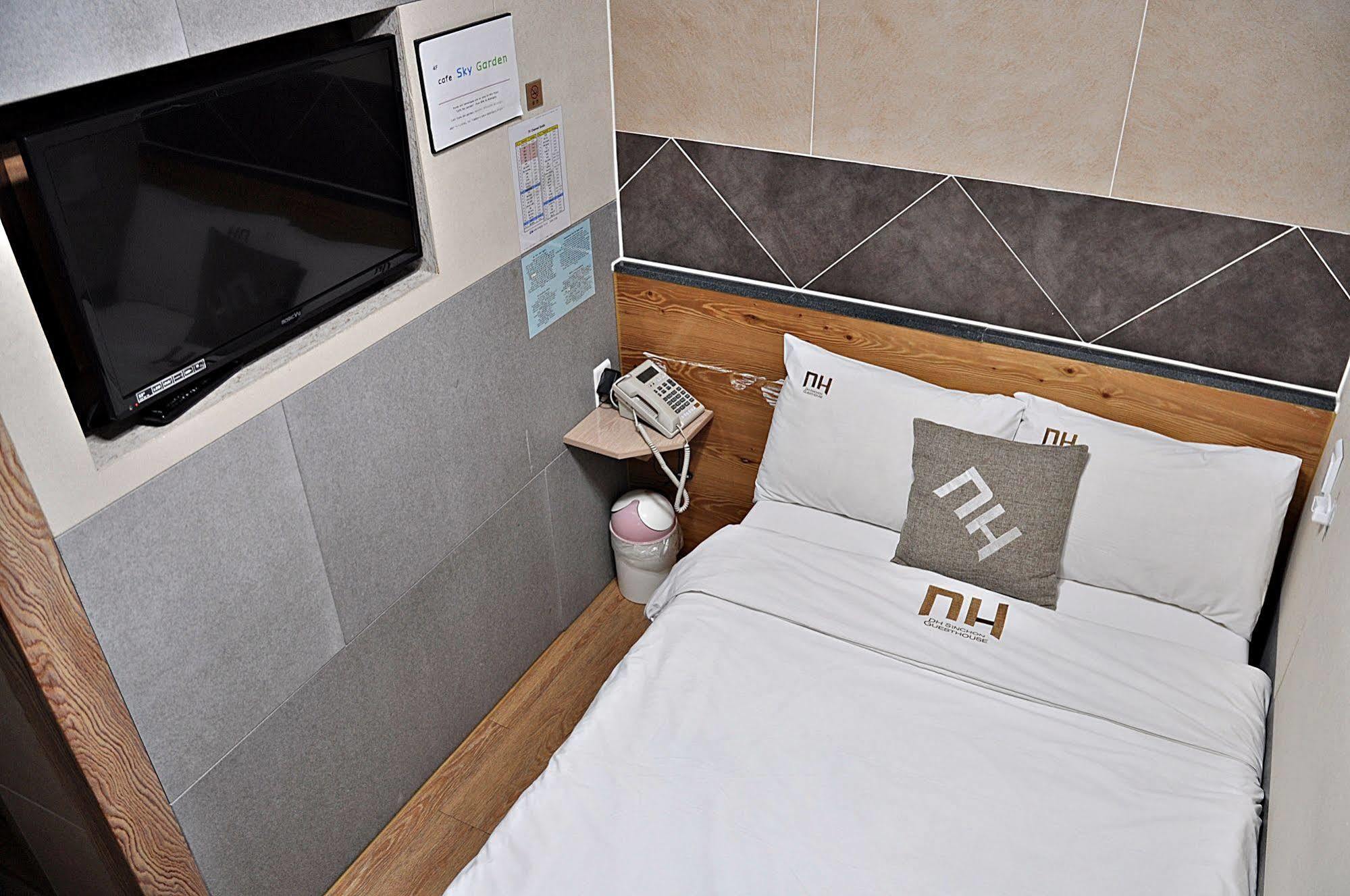 D.H Sinchon Guesthouse Сеул Экстерьер фото