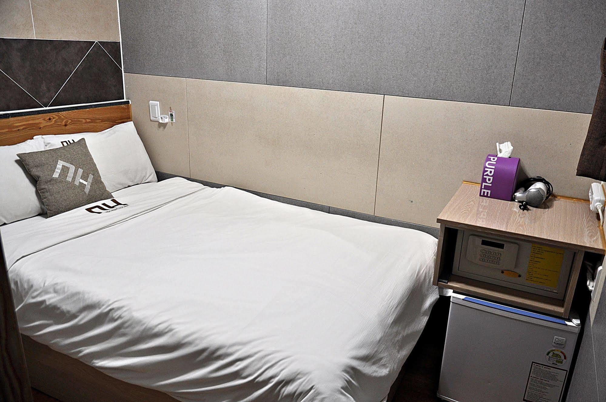 D.H Sinchon Guesthouse Сеул Экстерьер фото