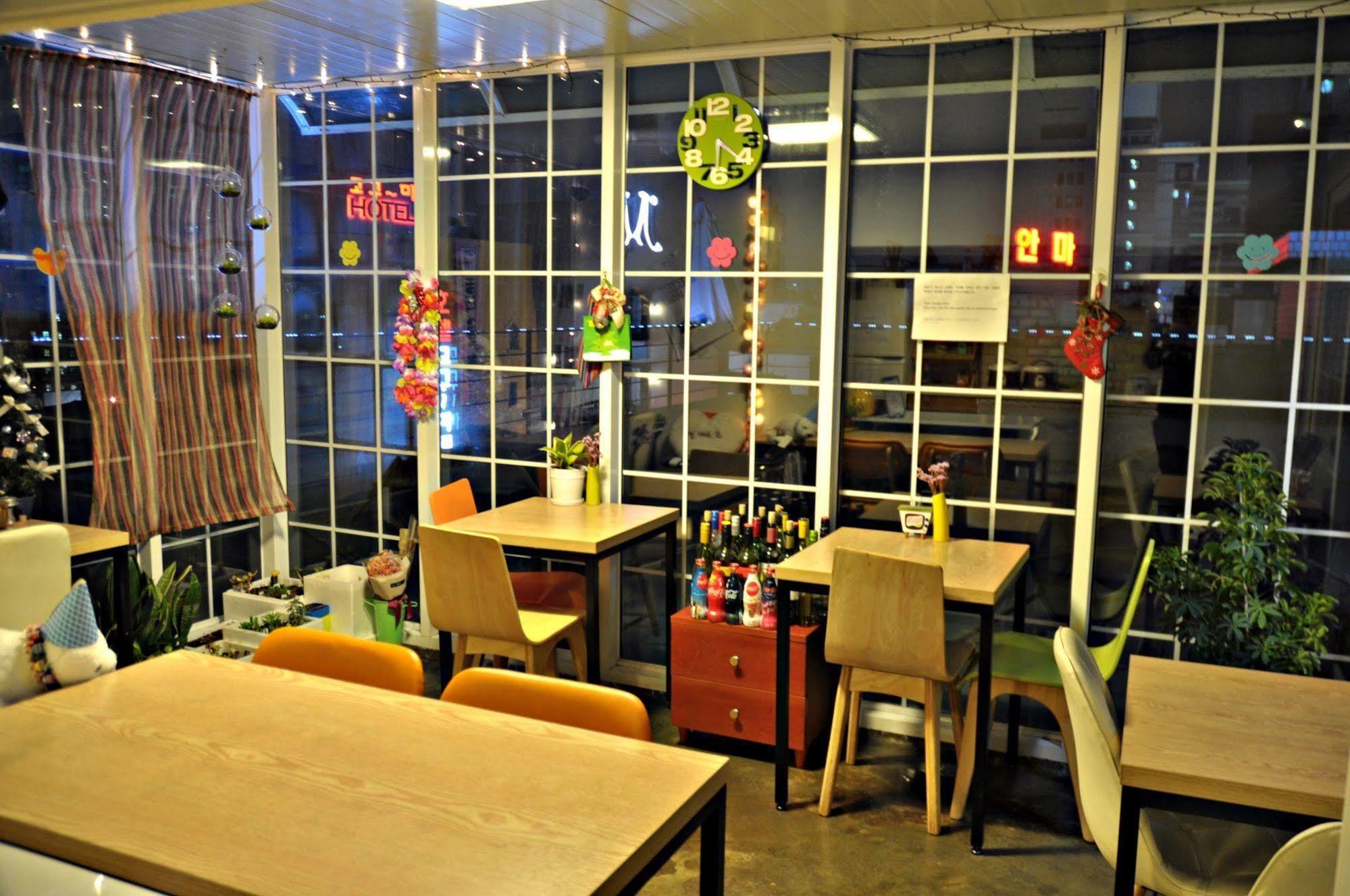 D.H Sinchon Guesthouse Сеул Экстерьер фото